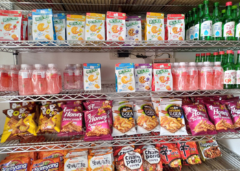 Productos asiáticos en estantes