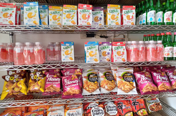 Productos asiáticos en estantes