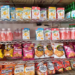 Productos asiáticos en estantes