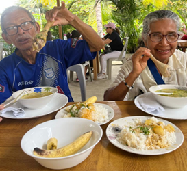 Pareja de esposos, disfrutando de un buen almuerzo
