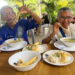 Pareja de esposos, disfrutando de un buen almuerzo