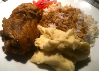 Seco de pollo acompañado de puré y ensalada