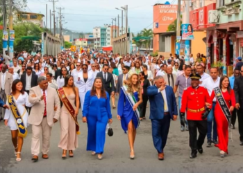 Autoridades aperturando el desfile.