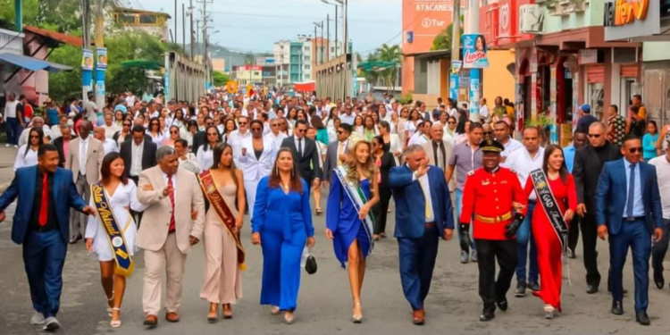 Autoridades aperturando el desfile.