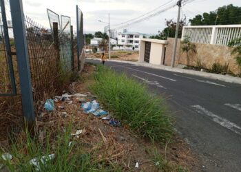 Bajo la maraña del abandono, la vereda busca renacer entre escombros y sombras.