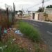 Bajo la maraña del abandono, la vereda busca renacer entre escombros y sombras.