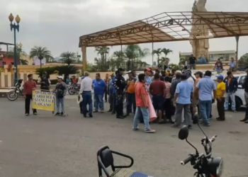 Diferentes líderes de sindicatos en marcha pacífica en Paján.