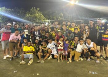 El equipo “Las Germanías” celebrando el triunfo junto a su hinchada.