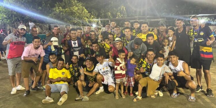 El equipo “Las Germanías” celebrando el triunfo junto a su hinchada.