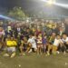 El equipo “Las Germanías” celebrando el triunfo junto a su hinchada.