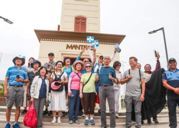 Extranjeros conociendo el reloj público- foto del sitio web Municipio de Manta.