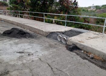 Fluir renovador desagüe en la Calle 21 de Manta.