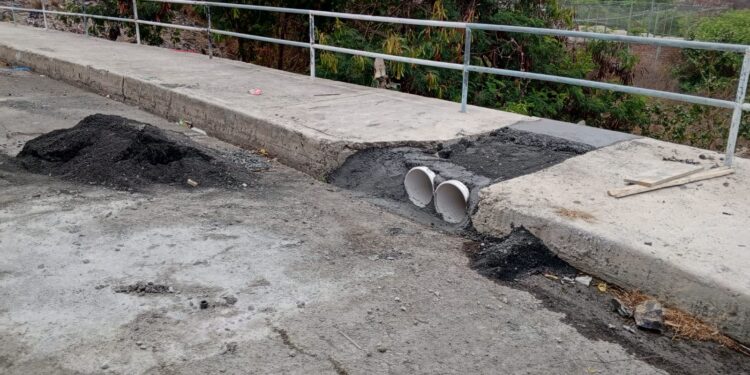 Fluir renovador desagüe en la Calle 21 de Manta.
