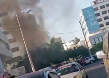Humo envolvente tras incendio.