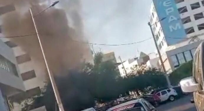 Humo envolvente tras incendio.