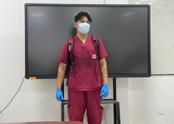 Frank Demera estudiante de enfermería ofreciendo sus helados en las distintas carreras.