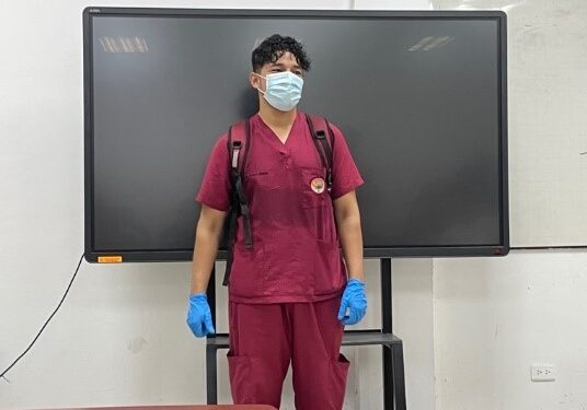 Frank Demera estudiante de enfermería ofreciendo sus helados en las distintas carreras.