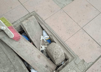 Los pozos de cable envuelta en un manto de basura piedra y palos.