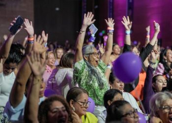 Mujeres felices en la Cumbre de Mujeres en la ciudad de Manta.