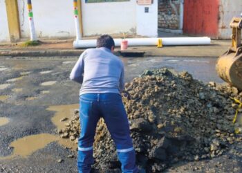 Trabajador en el área afectada de la vía.