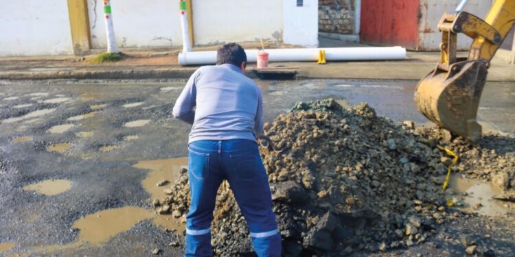 Trabajador en el área afectada de la vía.