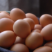 Una cubeta de huevos.