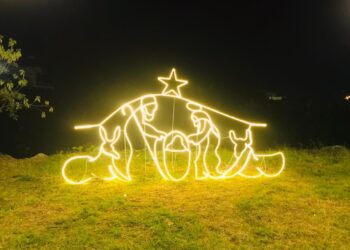 Brillo navideño ilumina barrio en Chone