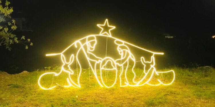 Brillo navideño ilumina barrio en Chone