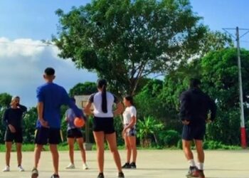 Jóvenes bajo un aro