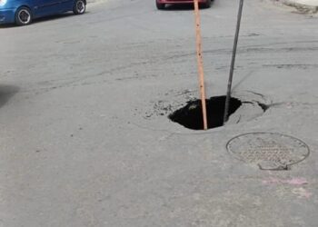 Calle recientemente asfaltada presenta problemas