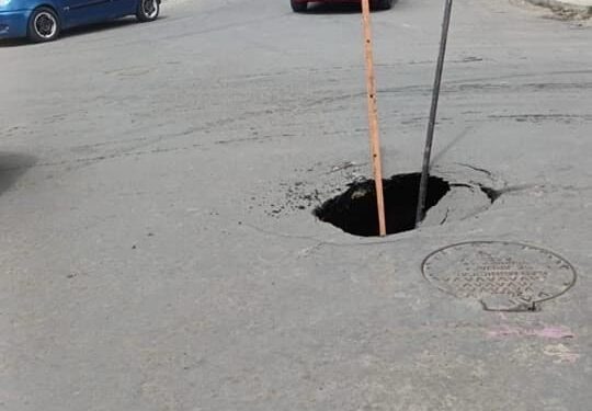 Calle recientemente asfaltada presenta problemas