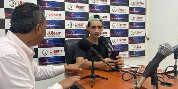 Lic Zeiden Chancay impartiendo los talleres de la radio
