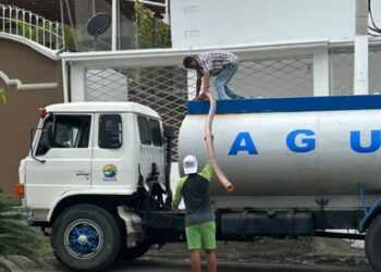 Momento donde una de las casas es abastecida de agua por parte de los tanqueros