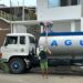 Momento donde una de las casas es abastecida de agua por parte de los tanqueros