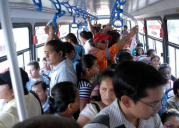 Exceso de pasajeros en el transporte público