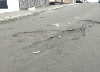 Baches en la calle principal