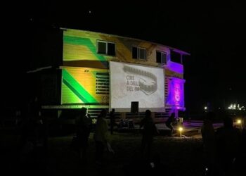 Cine a orillas del mar.