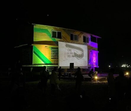 Cine a orillas del mar.