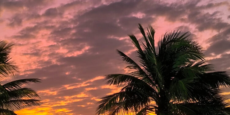 Los hermosos atardeceres de Manta, atraen a miles de personas.
