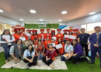 “El Futuro Brilla: Graduación de Líderes en Manta”