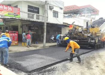 Foto tomada mientras personal del municipio de Portoviejo trabaja en las calles de la Piñonada.