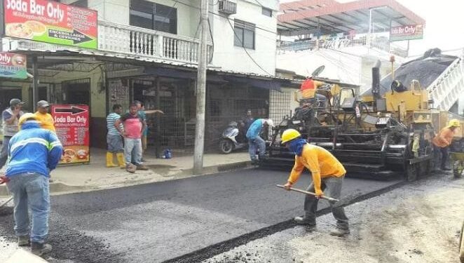 Foto tomada mientras personal del municipio de Portoviejo trabaja en las calles de la Piñonada.