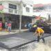 Foto tomada mientras personal del municipio de Portoviejo trabaja en las calles de la Piñonada.
