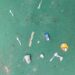 Basura sobre líneas blancas